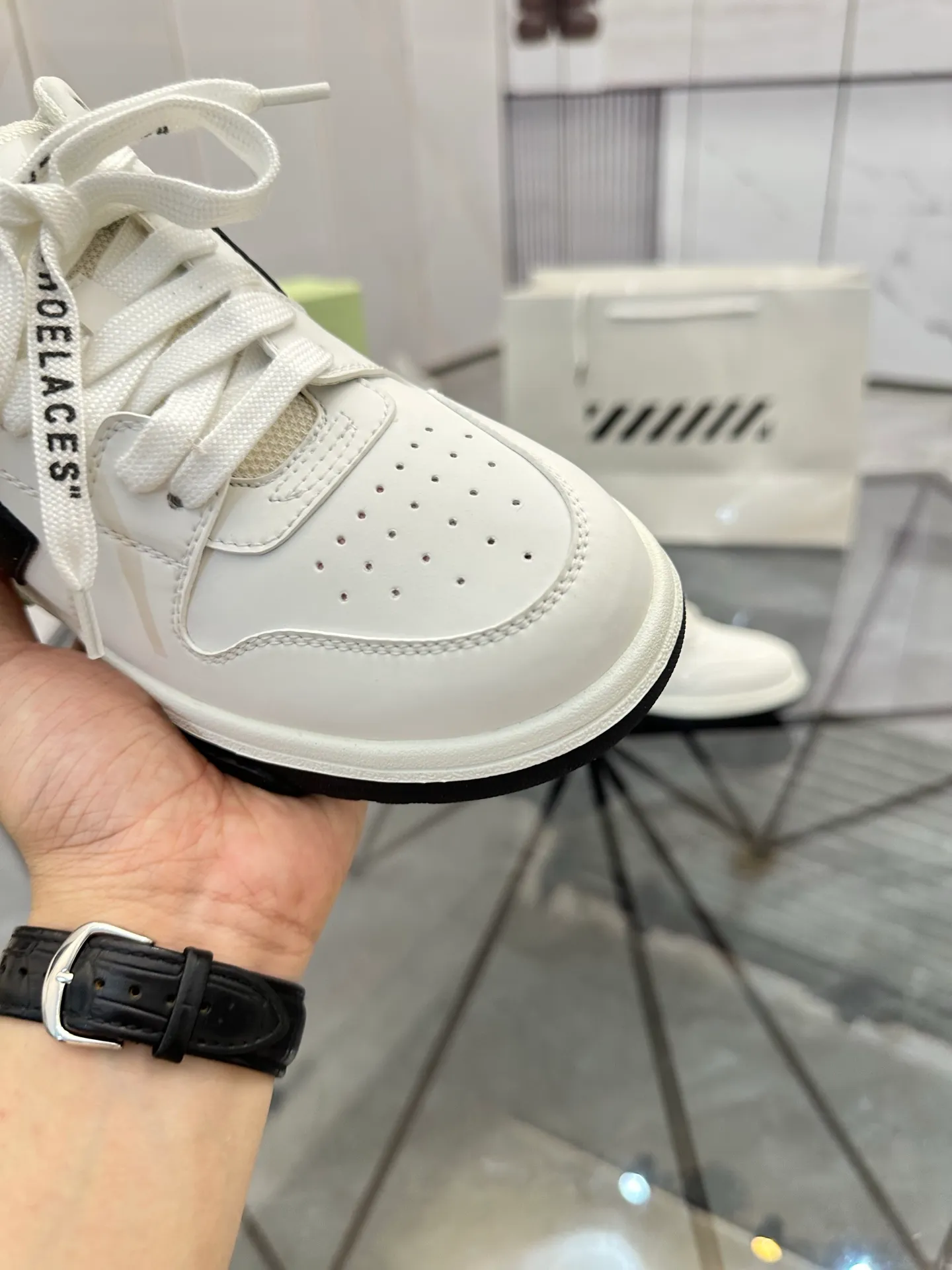 Selling men's shoes 💰: 💰P560¥ High-end top quality (leather buckle plus 10) Product trademark: OFF WHITE * "OFF WHITE*" low-top casual shoes Regular size: 35-45 (can be customized to 46) Couple style Product material: imported first-layer cowhide leather upper, breathable lining, original outsole. No.: H203